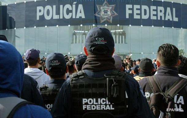 Протестуючи, поліцейські перекривають дороги в Мехіко
