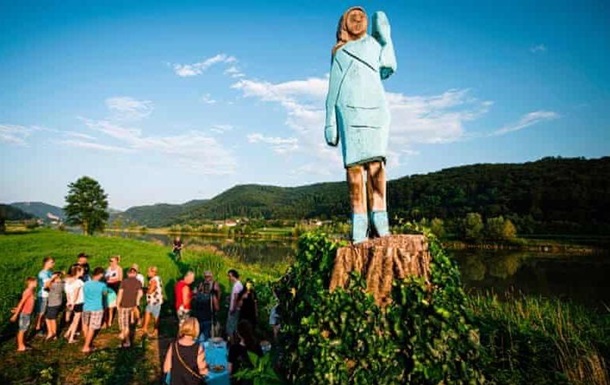 У Словенії з явилася дерев яна статуя Меланії Трамп