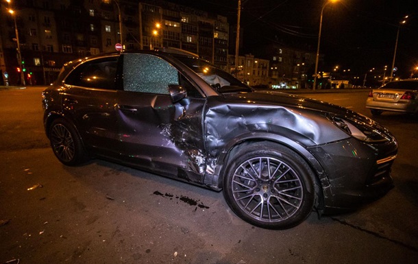 У Києві водій таксі Uber влетів у Porsche