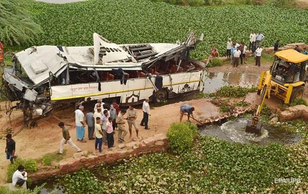 В Индии почти 30 человек погибли в ДТП с автобусом