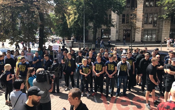 Нацсовет по ТВ пикетируют противники NewsOne 