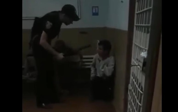 В Винницкой области полицейский заставил приседать заключенного