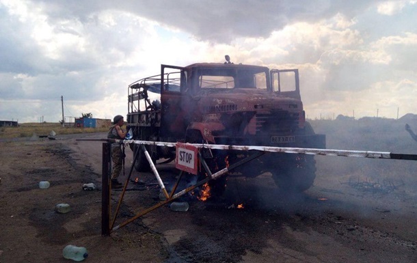 Появилось фото подбитого грузовика на Донбассе
