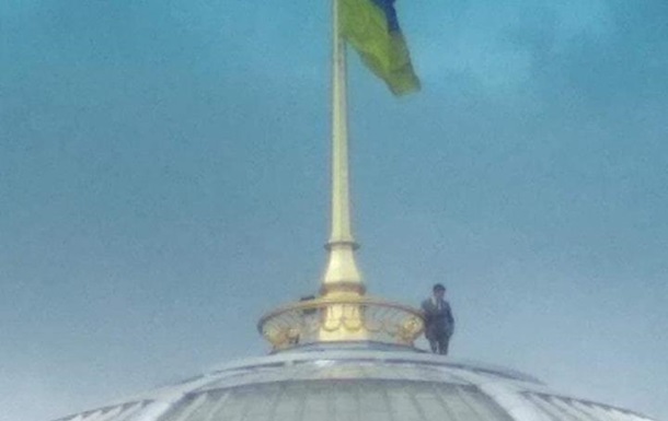 На куполе Верховной Рады заметили мужчину, похожего на Зеленского – соцсети