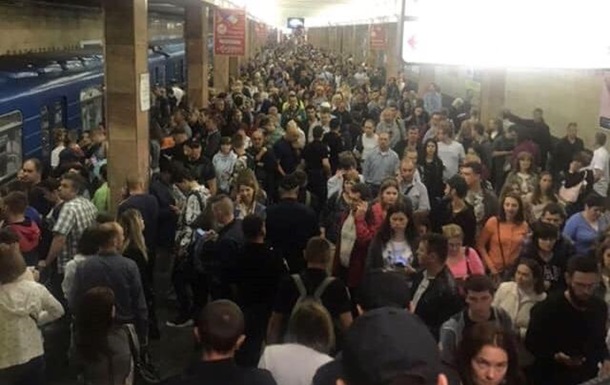 В Киеве закрывали пять станций метро из-за падения женщины на рельсы