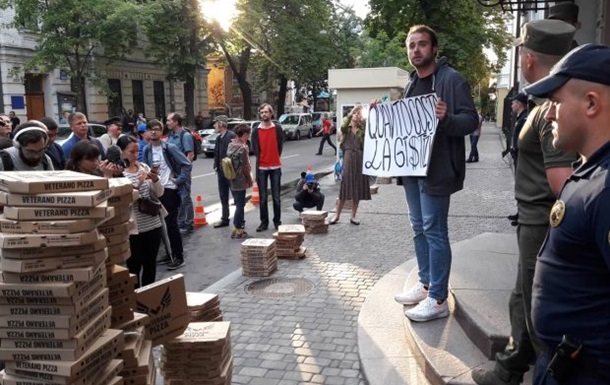 Під посольство Італії в Києві зійшлися активісти