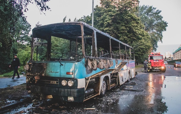 У Києві вщент згорів пасажирський автобус
