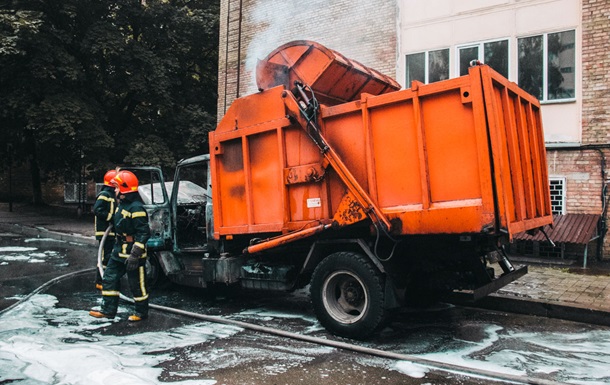 В Киеве загорелся мусоровоз