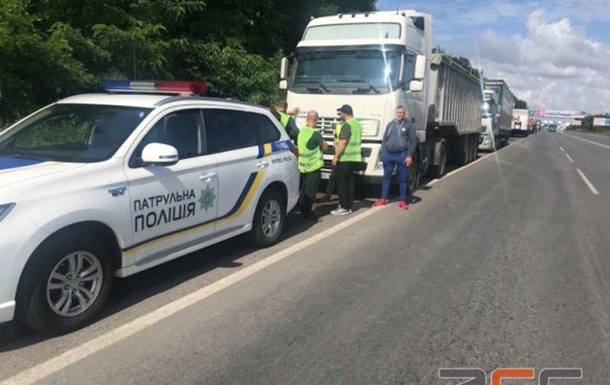 В їзди до Чернівців перекрили для вантажівок