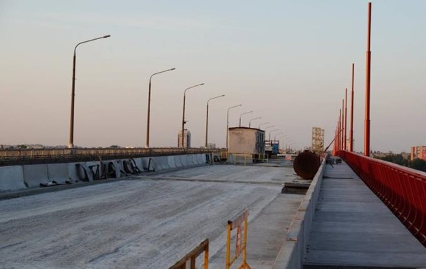 Мер Дніпра на два місяці закрив міст після спору із Зеленським