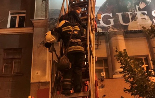 Рятувальники зняли з даху торгового центру двох дівчат