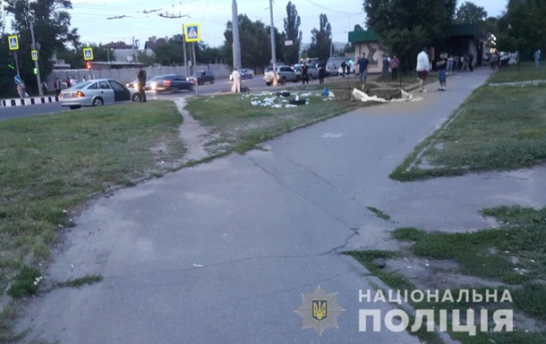 В Харькове авто снесло палатку с агитатором