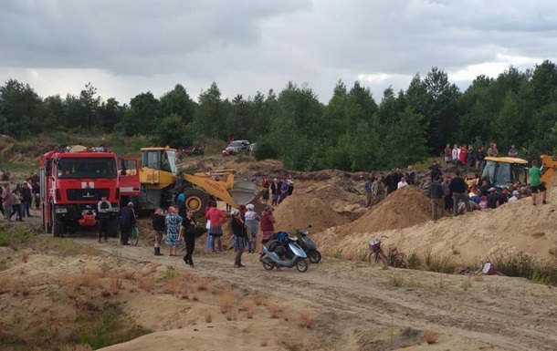 В Ровенской области на песчаном карьере засыпало детей