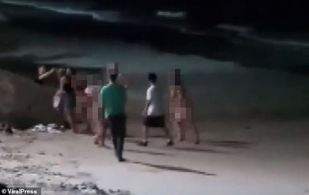 Голих туристів на пляжі присоромили і оштрафували