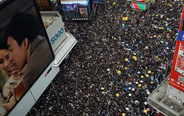 Десятки тисяч людей протестують в Гонконгу