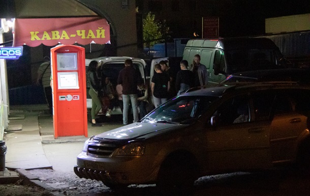В Киеве окровавленный мужчина стрелял по толпе