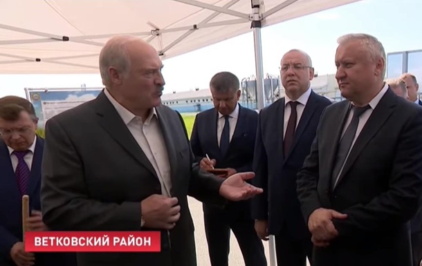 Лукашенко пригрозив чиновникам в язницею за падіж худоби