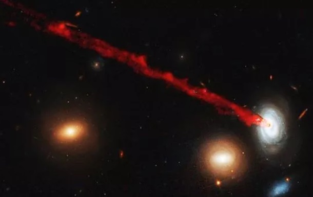 Hubble зняв вмираючу галактику, що вивергає газ