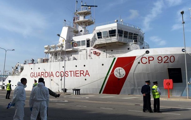 В Італії близько 130 мігрантам кілька днів забороняють сходити на берег