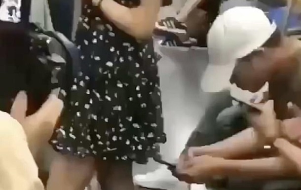 В метро Китая сняли, как извращенец заглядывает под юбку девушки