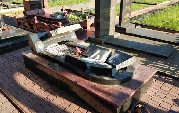 В Житомирской области разбили надгробия бойцов АТО