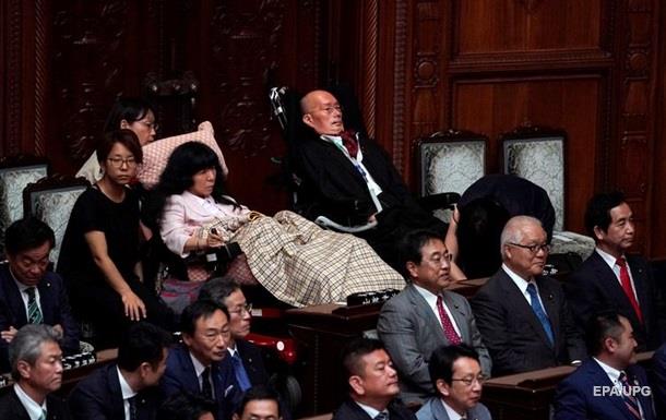 У парламенті Японії вперше з явилися паралізовані депутати