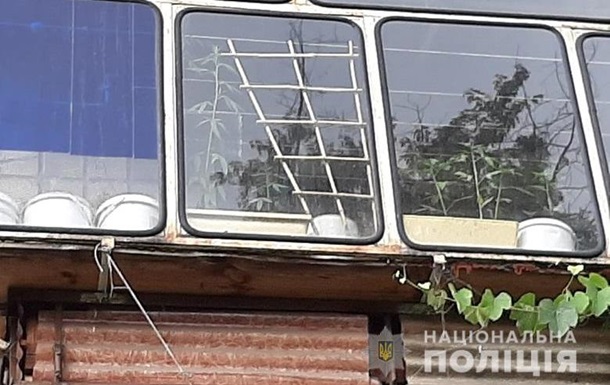 У Києві під час обшуку чоловік вистрибнув з 10 поверху