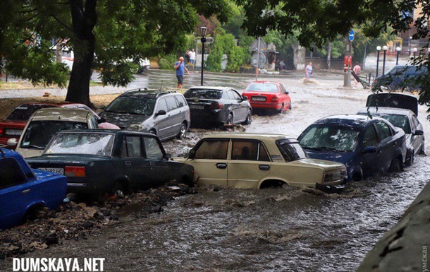 Ливень в Одессе: Улицы затопило, снесло машины