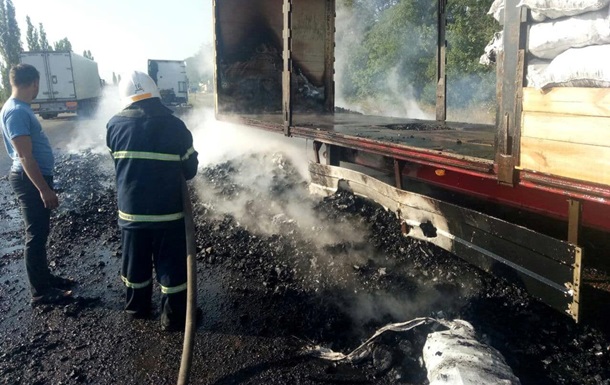 Під Миколаєвом у причепі вантажівки загорілося вугілля