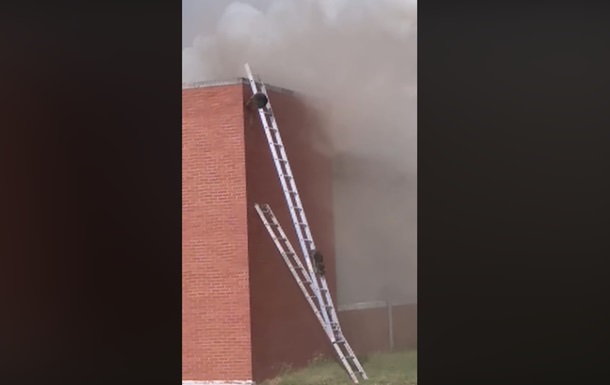 Енотов сняли во время побега из горящего здания