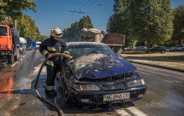 У Дніпрі авто без водія загорілося і викотилося на дорогу