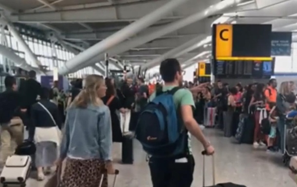 В аеропортах Лондона через збій системи застрягли 15 тисяч пасажирів