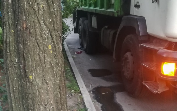 У Києві сміттєвоз розчавив чоловіка