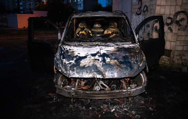 У Києві вночі спалили авто