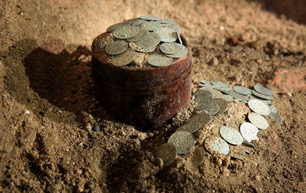 У польській церкві знайшли скарб із тисячі монет