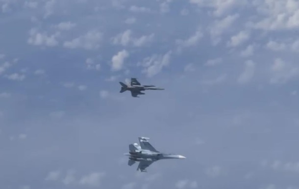 F-18 зблизився з літаком Шойгу: з явилося відео