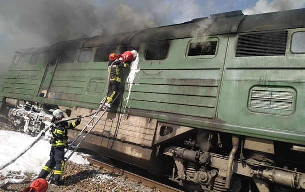 У Луганській області загорівся локомотив вантажного поїзда