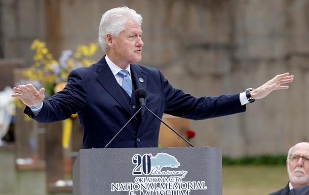 В США нашли портрет Билла Клинтона в платье и туфлях
