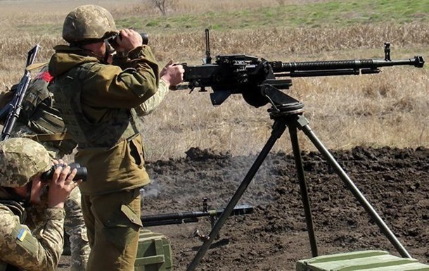 Доба на Донбасі: 12 обстрілів, без втрат