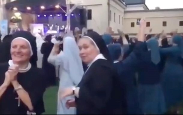 Более сотни монахинь станцевала под песню Ники Минаж