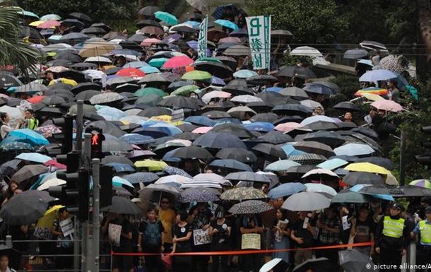 У Гонконзі на масштабну акцію протесту вийшли вчителі