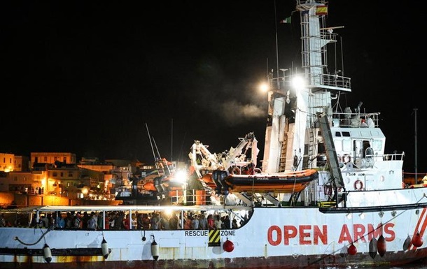 Мігранти з судна Open Arms вийшли на берег на острові Лампедуза