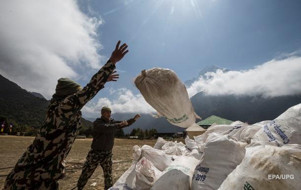 Непал заборонив одноразовий пластик при сходженні на Еверест