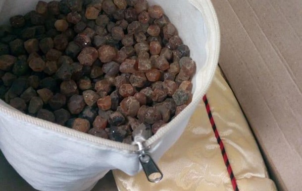 Китайцы пытались вывезти из Украины 50 кг янтаря