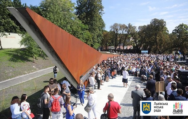 У Львові відкрили меморіал героям Небесної сотні