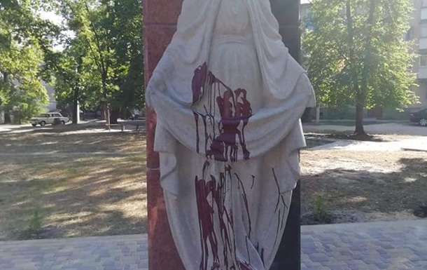 Під Житомиром облили фарбою новий пам ятник захисникам України