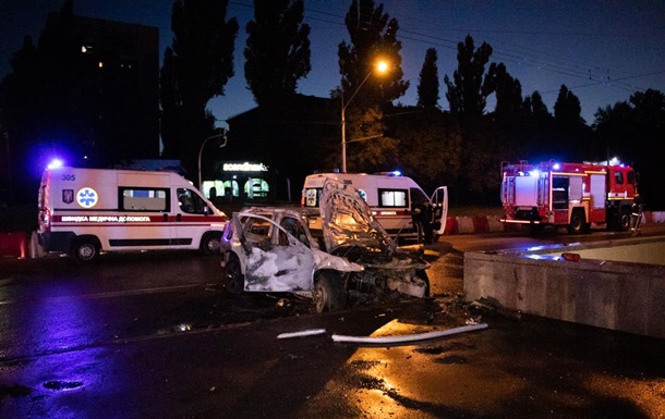 В Киеве из горящего авто достали двух человек