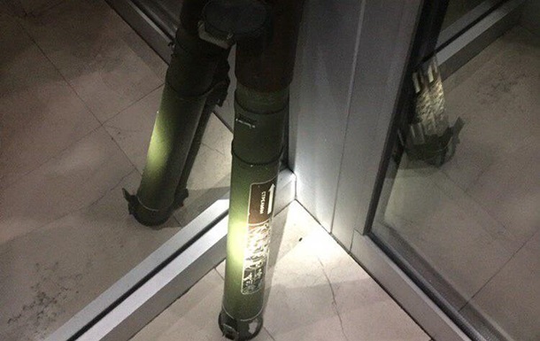 У Львові біля входу в готель виявили гранатомет