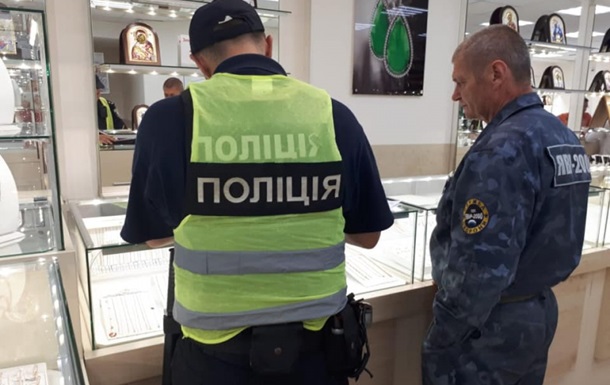 У Києві чоловік зі зброєю пограбував ювелірний магазин