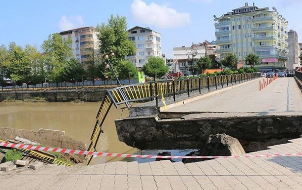 В Турции рухнул мост с людьми